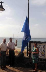 Playa Blanca luce su bandera azul