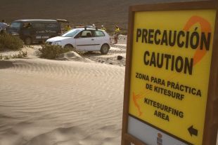 La playa de Famara estrena señalización para mejorar la seguridad de los bañistas y habilitar una zona para la práctica de kitesurf