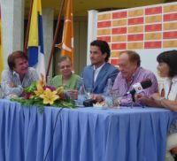 El periodista José Luis Uribarri y el humorista Bigote Arrocet acuden a la cena benéfica de Skal Lanzarote