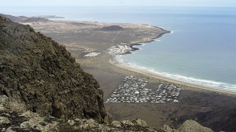 La policía busca a los ocupantes de una patera que llegó de madrugada a Famara