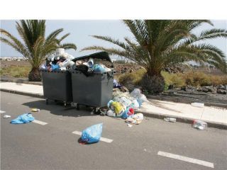 La basura continúa en la calle Las Piteras y la UCCT advierte que esta situación podría extenderse a toda Costa Teguise