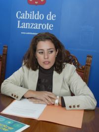 Denuncian que Astrid Pérez pudo cobrar dinero ilegalmente del Cabildo al ser consejera liberada y mantener su profesión de abogada