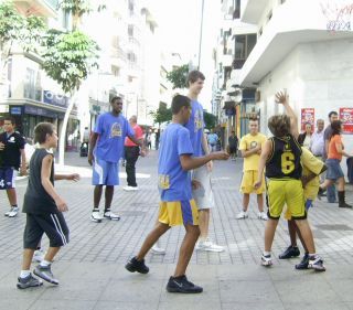 El Club Baloncesto La Isla acercó su deporte a la calle Real de Arrecife