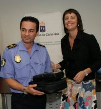 Carolina Déniz hizo entrega en Lanzarote de diverso material para la Policía Local de la Isla