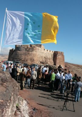 EL PIL hace ondear las siete estrellas verdes para celebrar el Día de la Bandera Nacional Canaria