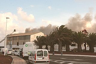 Los bomberos continúan vigilando la nave incendiada de La Rocar