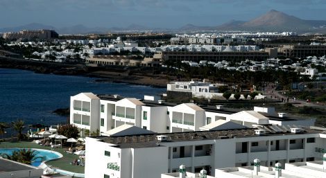 Costas inicia la recuperación del dominio público marítimo terrestre ocupado por unos apartamentos en Costa Teguise