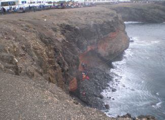 Fallece un joven tras caer por un desnivel de unos 20 metros en Playa Blanca