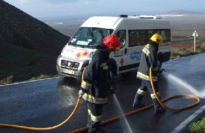 Un turismo choca contra un microbús en la carretera que une Femés y Maciot