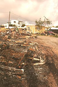 Arden cuatro autocaravanas en Teguise