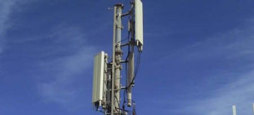 Padres del colegio Nieves Toledo se concentran para exigir la retirada de la antena de telefonía móvil