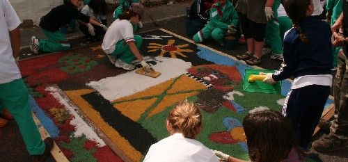 Los niños de Teguise celebran el Corpus Christi haciendo alfombras de sal