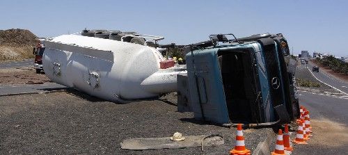 Un camión cisterna vuelca en el cruce de Costa Teguise y Arrecife