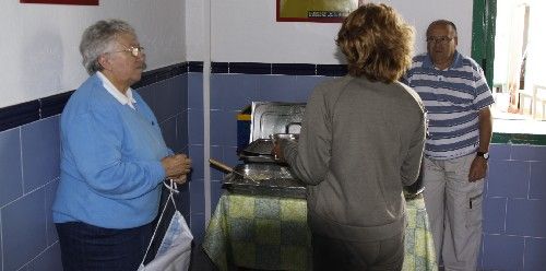 La falta de ayuda de las instituciones hace peligrar el comedor de Cáritas