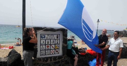 La Bandera Azul ya luce en Playa Blanca