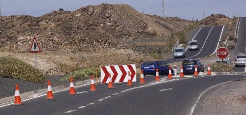 El cierre definitivo de un carril del cruce de Costa Teguise altera el tráfico de Las Caletas