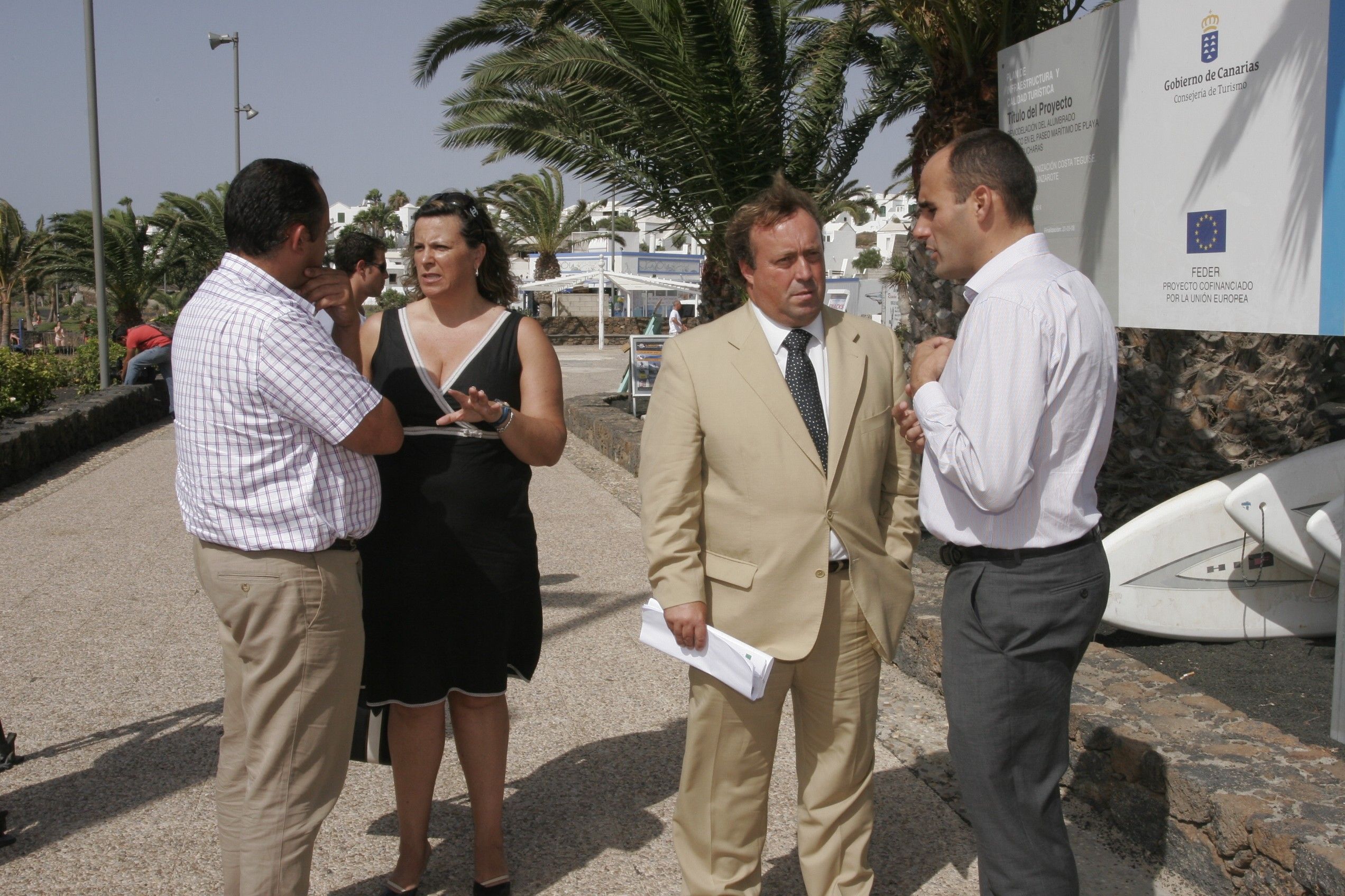 Rita Martín entrega la  obra del alumbrado público del paseo de Las Cucharas al municipio de Teguise