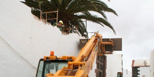 Diez trabajadores y alumnos intentan recuperar el Palacio Spínola de Teguise