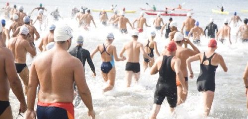 Decenas de deportistas compiten en la travesía a nado de Puerto del Carmen