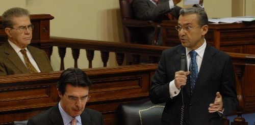 Rivero advierte a los desempleados de que su gobierno "no incentivará la cultura de la pasividad y el absentismo"