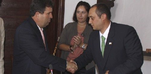 Los firmantes del pacto del Cabildo acuerdan gobernar en Teguise y Yaiza sólo con apoyos desde la oposición