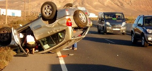 Vuelca un vehículo en la carretera de San Bartolomé