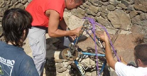 Espeleólogos y senderistas extraen 350 kilos de basura de la Cueva del Rubicón