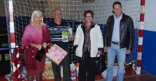 Los vecinos de Titerroy entregan alimentos y juguetes a la Parroquia de San José Obrero y Cruz Roja