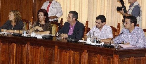 Los socialistas del Cabildo reclaman al grupo de gobierno que convoque las becas del curso 2009-2010