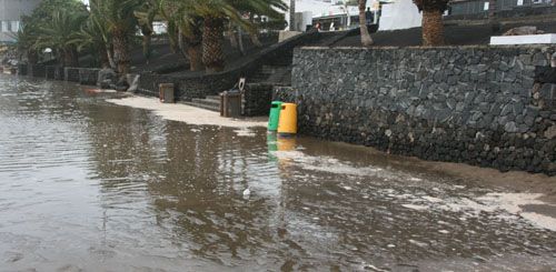 Un charco de aguas fecales inunda playa Grande