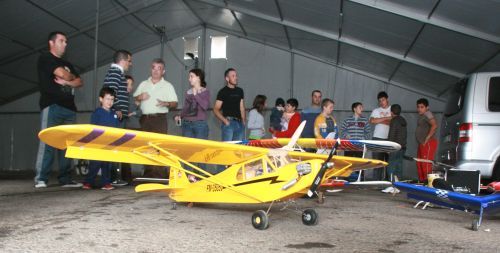 Éxito de la exhibición de aeromodelismo en Uga