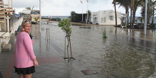 La Avenida de las Playas de Puerto del Carmen, inundada por cinco minutos de lluvia