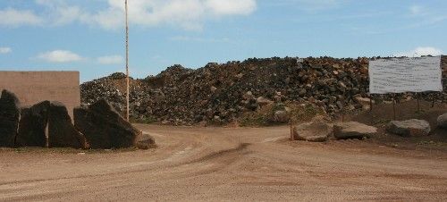 Los transportistas amenazan con un paro si no se dan alternativas tras el cierre de la escombrera de Argana