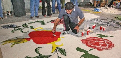 Una treintena de alfombras de sal inundaron de color las calles del centro de Arrecife