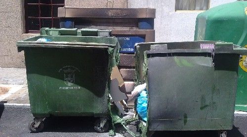 Los contenedores calcinados siguen en la zona de la plaza Simón Bolívar