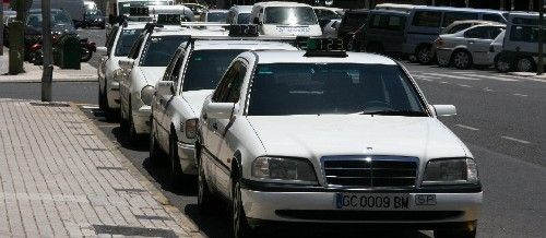 El Cabildo intenta llegar a un acuerdo con los ayuntamientos y los taxistas para que acepten la central única del Auriga