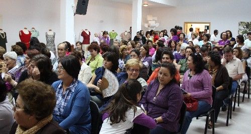 Medio millar de vecinos asisten a la inauguración del CSC de Mozaga