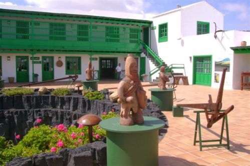 Las familias de Lanzarote se "reencuentran" con el Monumento al  Campesino en el Día del Campo