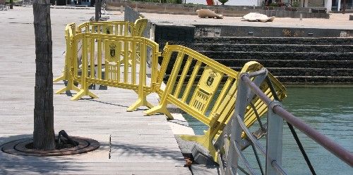 Abandono, suciedad y destrozos en el parque Islas Canarias