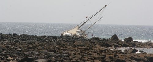 Un velero encalla cerca del Castillo de San Gabriel y su tripulante resulta ileso