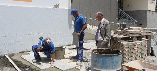 El Ayuntamiento de Arrecife inicia la colocación de aceras en varias calles de Los Alonso y Maneje