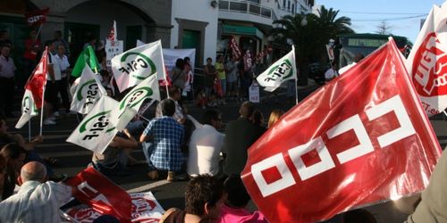 Decenas de funcionarios se concentraron frente a la Delegación del Gobierno en Arrecife