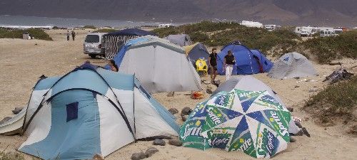 El club la Hubara denuncia "el descontrol" del Ayuntamiento de Teguise en el camping de San Juan