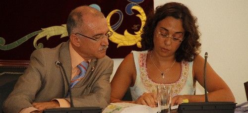 El pleno de Arrecife toma conocimiento de las dimisiones de Blanco y Machín y la oposición cuestiona su validez