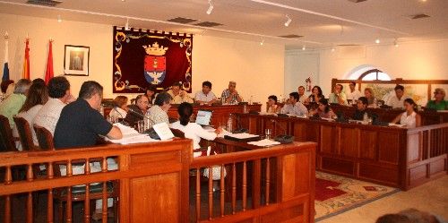 La legislatura de las dimisiones: más del 20 por ciento de los cargos públicos de la isla ha renunciado a su acta