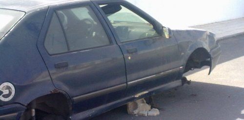 Un "trozo de chatarra" en mitad de la calle