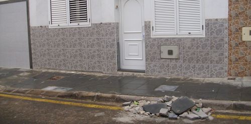 Vecinos de Titerroy denuncian que Inalsa efectuó unas obras en el barrio y dejó los escombros en la calle