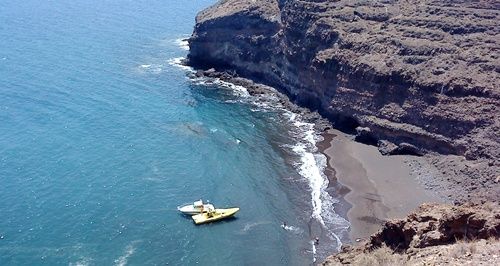 Un hombre es rescatado por el helicóptero del GES tras resultar herido al caer de un barco