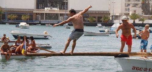 Decenas de personas participan en las actividades acuáticas en el Charco de San Ginés