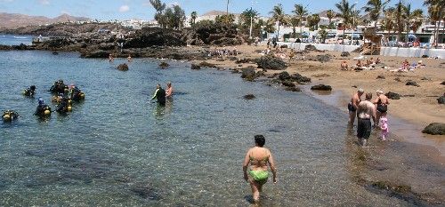 Salvamento Marítimo busca al barco que soltó un vertido de fuel en Playa Chica